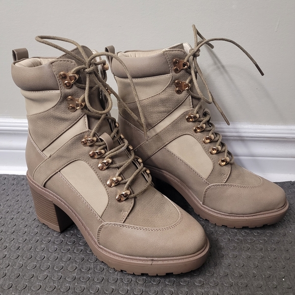 Boots - Picture 4 of 6